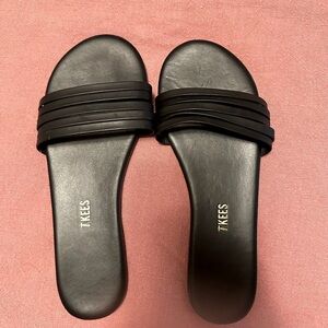 Like New Tkees Serena Sandals Black size 8